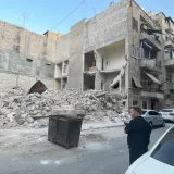 Rev. Ibrahim Nseir, Aleppo, vor einem vom Erdbeben zerstörten Wohnhaus  C. Kurzke